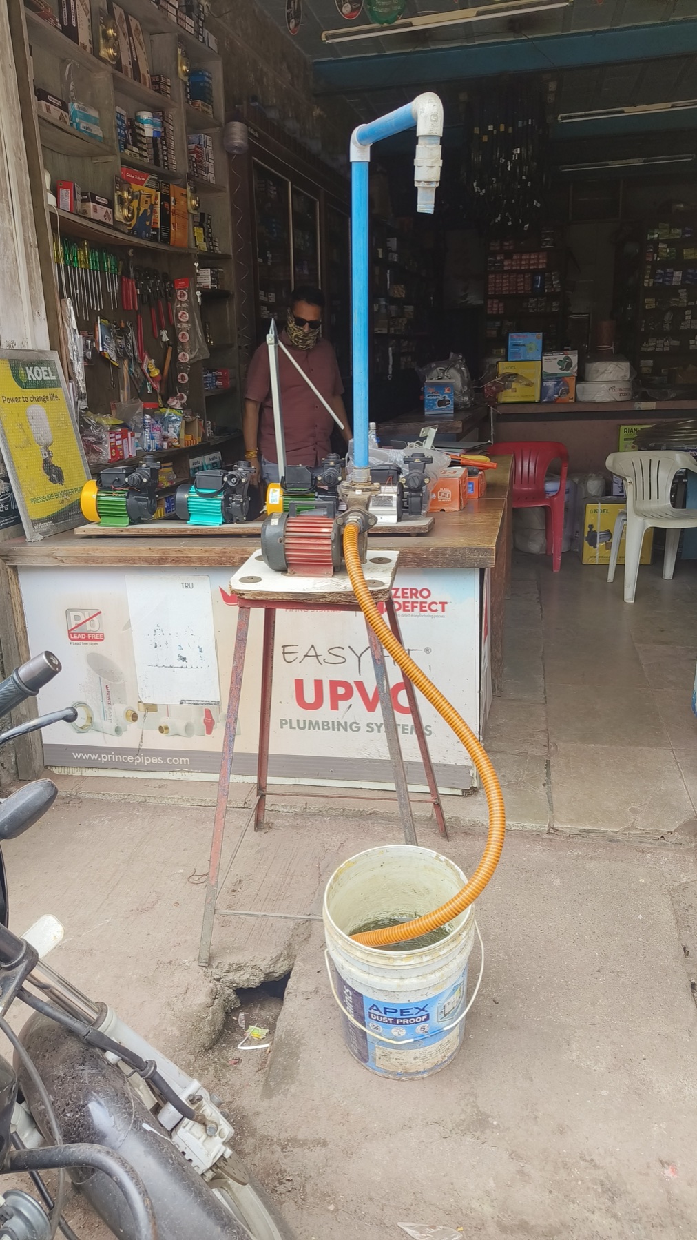 Electric pump being demonstrated at a dealer location